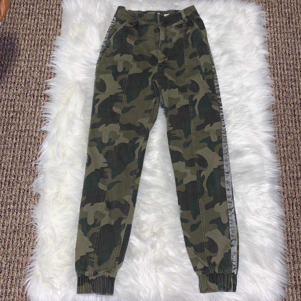 5 for $25🎈 Hollister camo ultra high rise camo pants